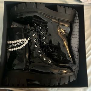 Combat boots with pearl details